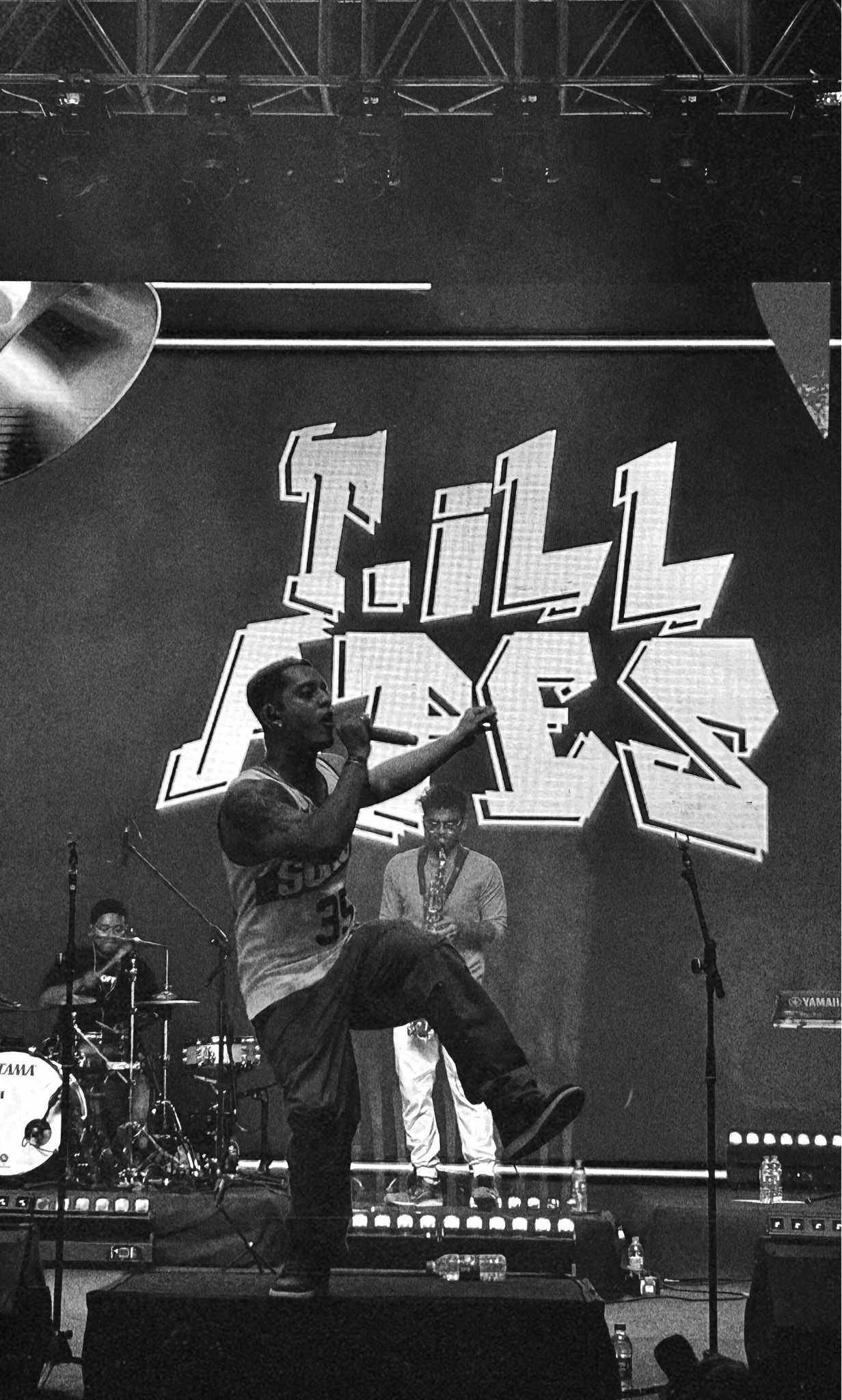 T.ILL Apes · ICW — Crowd